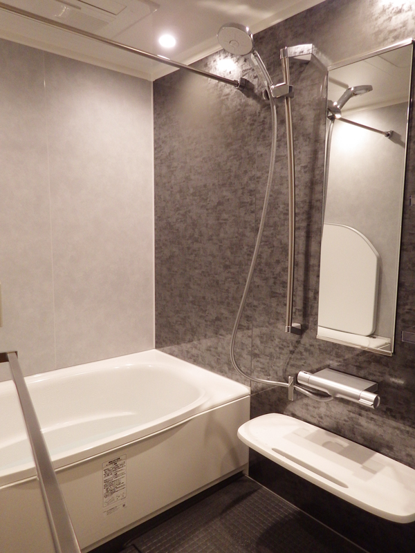 ダークグレーのアクセントでスタイリッシュな浴室に 品川区Y様邸 ダークグレーのアクセントでスタイリッシュな浴室に 品川区Y様邸